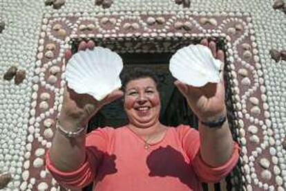 Millones de conchas decoran el exterior e interior de la Casa de las Conchas, custodiada hoy por Manoli del Río (en la imagen).