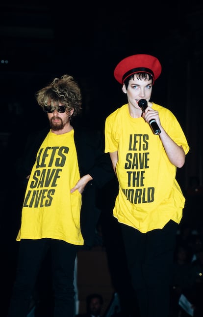 Antes, en los ochenta, Annie Lennox había convertido su 'pixie' en una enseña de rebelión y activismo que hablaba de androginia y protesta. En la imagen, con Dave Stewart, su compañero de The Eurythmics, durante el desfile contra la hambruna en África celebrada en el Royal Albert Hall de Londres en 1985.