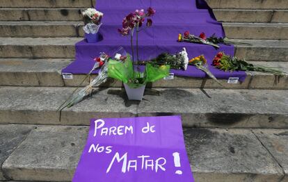 Flores e faixas deixadas na escadaria da Câmara dos Vereadores do Rio.