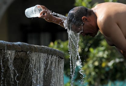 Las calles de diferentes ciudades de México se han llenado de caras brillantes por el sudor, ventiladores portátiles y sombrillas para frenar el embate de un sol que pica ya desde las primeras horas de la mañana. En la imagen, un hombre se refresca en una fuente en Guadalajara, el pasado 12 de junio. 