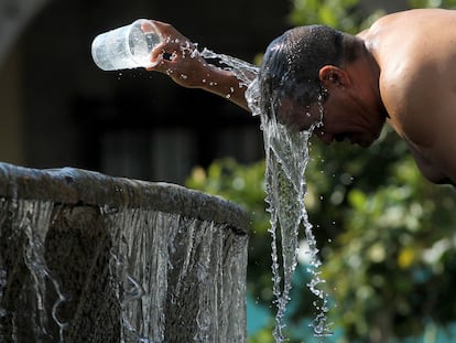 Un hombre se moja con agua de una fuente en Guadalajara (Estado de Jalisco), el 12 de junio de 2023.