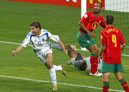 Charisteas celebra su histórico gol a Portugal, el que dio a Grecia su primer triunfo internacional, ante Ricardo, Costinha y Pauleta.