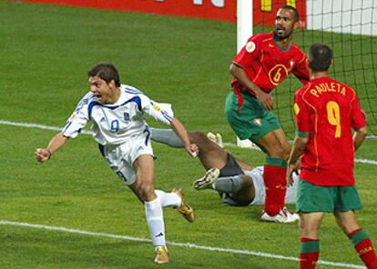 Charisteas celebra su histórico gol a Portugal, el que dio a Grecia su primer triunfo internacional, ante Ricardo, Costinha y Pauleta.