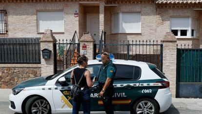 YUNCOS (TOLEDO), 05/06/2024.-Vista del lugar donde los dos supuestos autores del asesinato a tiros en Madrid de Borja Villacís han sido detenidos en una casa de Yuncos (Toledo), que los vecinos pensaban que estaba deshabitada y en un pinar junto al cementerio de esta localidad. Uno de los supuestos autores ha sido detenido en un pinar situado junto al cementerio, y otro en una vivienda que los vecinos creían que no estaba habitada porque siempre tenía las persianas bajadas, situada en la calle Azorín, muy cerca de un supermercado.EFE/ Ismael Herrero
