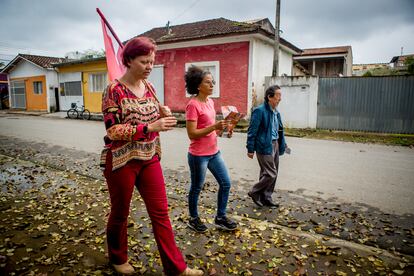 Ivy Wiens, Maria José da Silva y Yassuo Yamane reparten panfletos a favor de Lula en las calles de Eldorado.