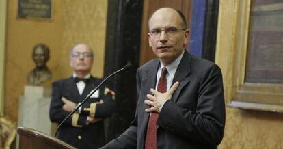 Enrico Letta se dirige a los medios de comunicación , el 25 de abril, al comenzar las consultas con los partidos para formar nuevo gobierno