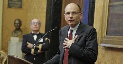 Enrico Letta se dirige a los medios de comunicaci&oacute;n , el 25 de abril, al comenzar las consultas con los partidos para formar nuevo gobierno