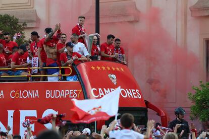 Los jugadores del Sevilla celebran con los aficionados el título de la Liga Europa, este jueves. 