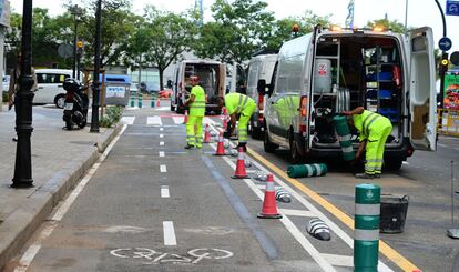 Obras de desmantelamiento del carril bici del barrio San Isidro en Valencia.