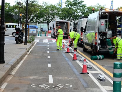 Obras de desmantelamiento del carril bici del barrio San Isidro en Valencia.