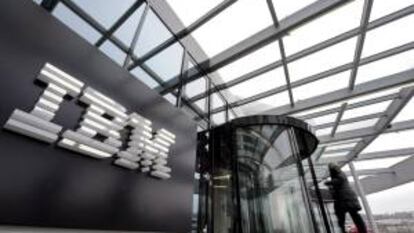 Los resultados de IBM, publicados tras el cierre de la sesión, quedaron por debajo de los pronósticos de los inversores y sus acciones, que habían cerrado con un descenso del 0,87 %, caían en las operaciones electrónicas otro 3,55 %. EFE/Archivo