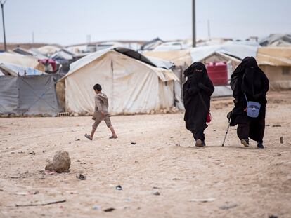 Dos mujeres en el campamento de refugiados de al-Hol que alberga a familias y simpatizantes del Estado Islámico, en la provincia de Hasakeh, Siria, en 2021.