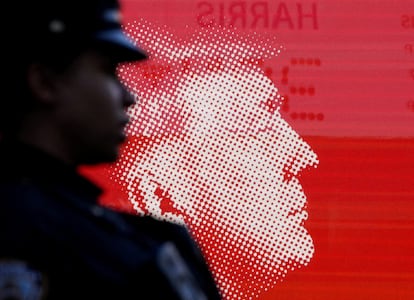 Un miembro de la policía de Nueva York, ante una imagen de Trump en el exterior del Madison Square Garden, donde el candidato republicano dio un mitin el pasado domingo.