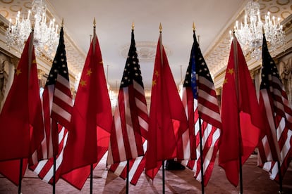 Banderas estadounidenses y chinas en un encuentro oficial entre el exsecretario de Estado de EE UU, Mike Pompeo, y el ministro de Exteriores chino, Wang Yi, en Washington en 2018.