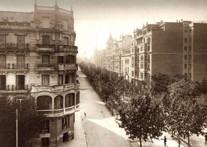 Intersección de la calle Príncipe de Vergara con Goya en el año 1929, con un bulevar central que permitía el paseo continuado por toda la avenida.