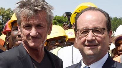 Sean Penn y Francois Hollande, en Haití.