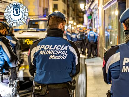 Policías municipales, durante la vigilancia de fiestas ilegales en el centro de Madrid. / TWITTER POLICÍA MUNICIPAL