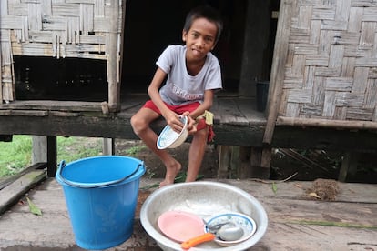 Seng es un niño de 12 años que vive en un entorno familiar vulnerable, especialmente desde que su padre se fue a trabajar a Tailandia hace cuatro meses. Todos los días se levanta temprano para ayudar a su madre con las tareas domésticas y cuidar de sus tres hermanas pequeñas. Antes de ir a la escuela, cocina y les da el desayuno. Por la tarde, va a buscar agua con su progenitora y lava los platos. Una rutina que no corresponde para una niña de su edad. Seng no tiene oportunidad para leer cuentos, pintar, cantar y jugar con sus amigos, pero si tiene tiempo para soñar: “Mi sueño es ser médico, para poder cuidar a la gente de mi pueblo".