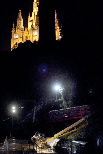 El brazo de <i>El Péndulo</i> con la Iglesia del Sagrat Cor al fondo.
