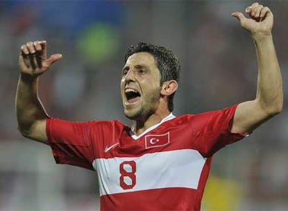 Nihat gesticula durante un partido con la selección turca.