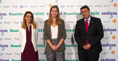 Naiara Ortiz de Mendíbil, secretaria general de Sedigas; Sara Aagesen, secretaria de Estado de Energía y Joan Batalla, presidente de la asociación.