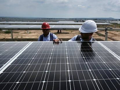 Dos trabajadores ajustan una placa en la planta fotovoltaica de Iberdrola en San Luis de Potosí, México.