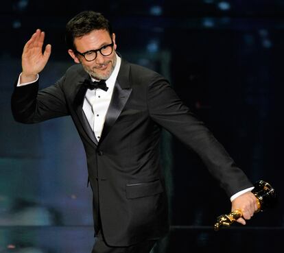 Michel Hazanavicius recoge el Oscar a la mejor dirección por 'The Artist'.