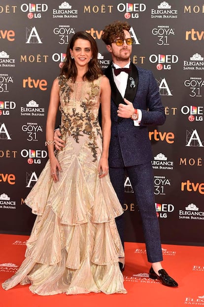 Macarena Gómez y su marido, el cantante Aldo Comas, con broche de Rabat. Alberta Ferretti firma el diseño de la actriz.
