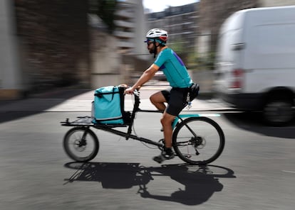 Un repartidor de la empresa Deliveroo, en París.