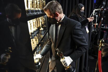 Las estatuillas de los Oscar se preparan tras bambalinas la gala en el Teatro Dolby de Los Ángeles.