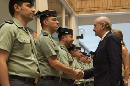 Jorge Fern&aacute;ndez D&iacute;az saluda a los guardias civiles de Lleida