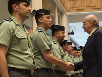 Jorge Fern&aacute;ndez D&iacute;az saluda a los guardias civiles de Lleida