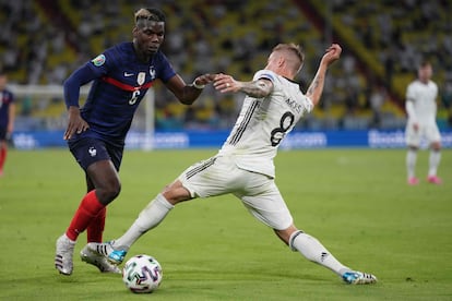 Paul Pogba dribla a Toni Kroos durante el Francia-Alemania.