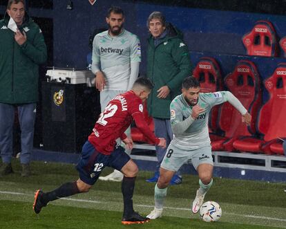 Fekir se marcha de Roncaglia, este domingo en El Sadar.