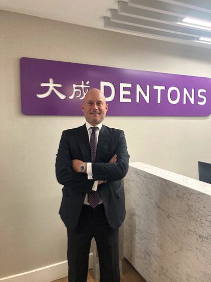 Javier Moya se incorpora a Dentons como socio responsable de la práctica de derecho público y mercados regulados. Llega procedente de la oficina en Madrid de Andersen y, previamente, lideró el departamento de derecho administrativo y sectores regulados de la oficina española de Jones Day. Con anterioridad a su paso al sector privado, desarrolló su trayectoria profesional al servicio de la Administración pública como abogado del Estado.