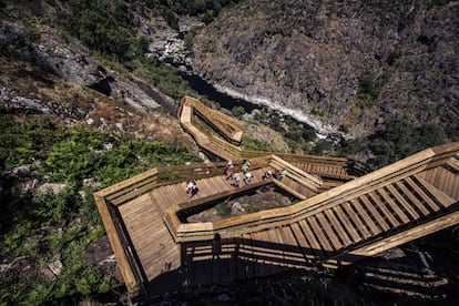 Los primeros 100 escalones (comenzando desde el pueblo de Areinho) salvan un desnivel de 200 metros, pero es la única dificultad del recorrido y tiene premio al final: una panorámica espectacular de la garganta del Paiva y de la serpenteante escalera de madera.