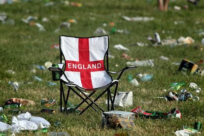 Una silla plegable vacía, con la bandera de Inglaterra, tras la derrota de Alemania en el Mundial.