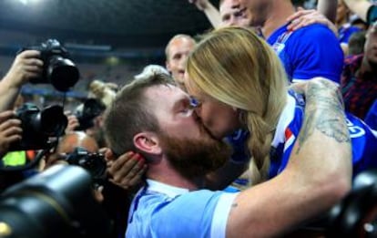 El islandés celebró una de las victorias de su selección en la Eurocopa besando a su novia en la grada.
