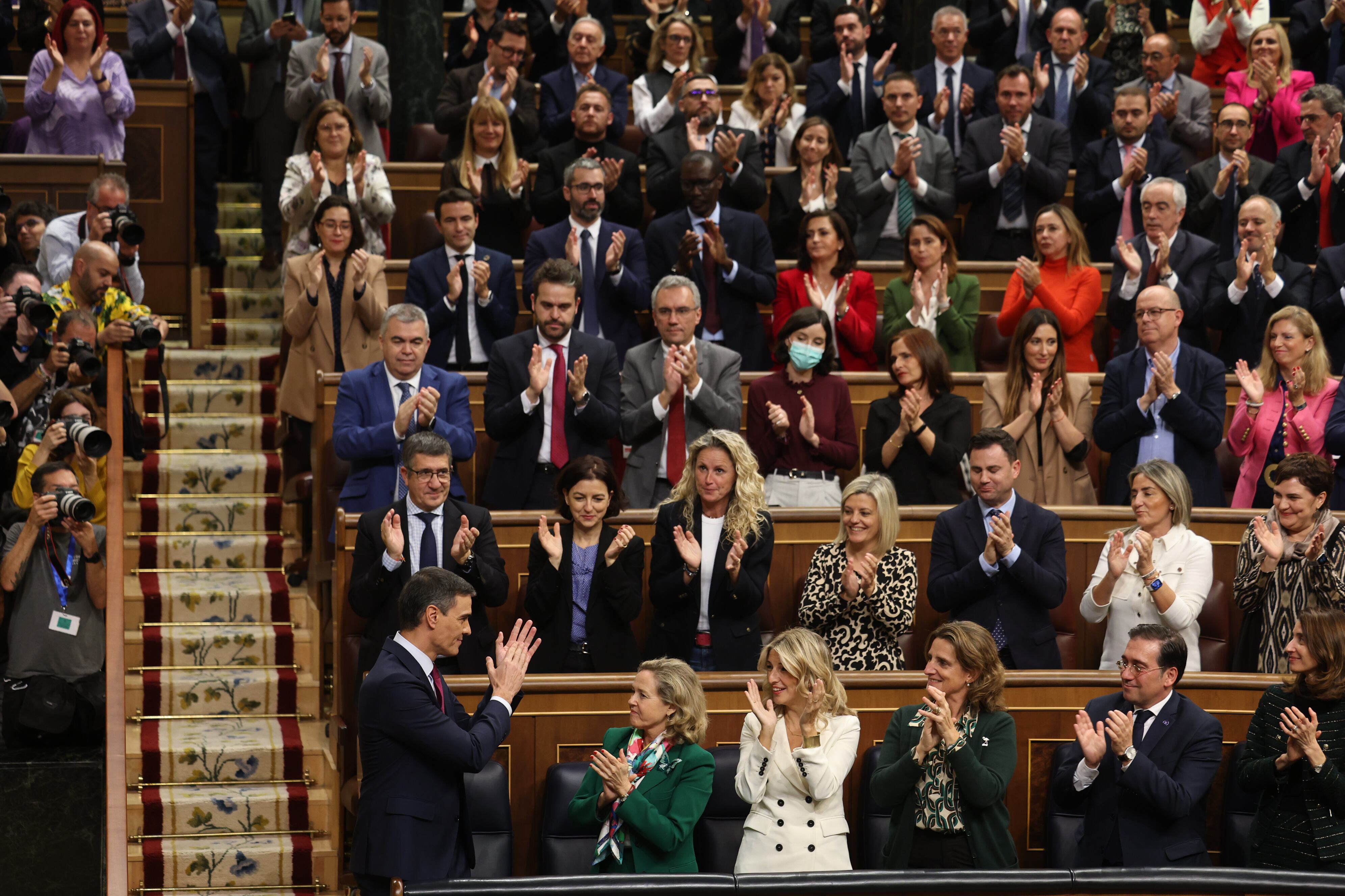 La bancada socialista aplaude a Pedro Sánchez tras responder a Feijóo durante el debate de investidura.