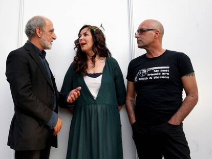 Alberto Manzano (izquierda), Marina Oroza y Javier Corcobado, antes de la lectura de poemas en la Feria del Libro.