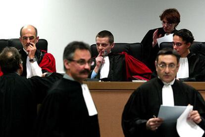 El presidente de la corte de Maine-et-Loire, Eric Marechal, en el centro, junto a varios jueces en la apertura del juicio por pederastia.