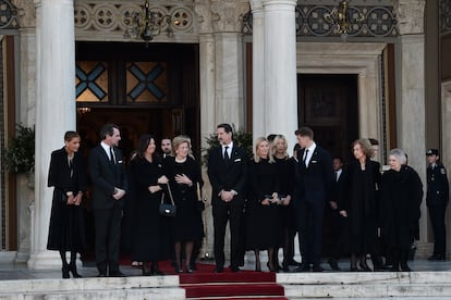 La familia real griega, en la despedida de Constantino de Grecia.