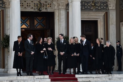 La familia real griega, en la despedida de Constantino de Grecia. 