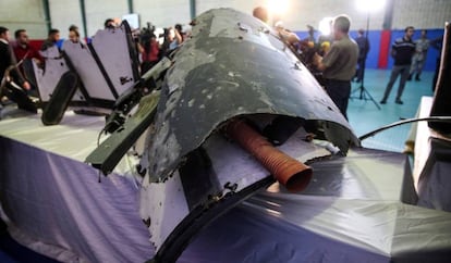 Supostos restos do avião não tripulado norte-americano mostrados em Teerã nesta sexta-feira.