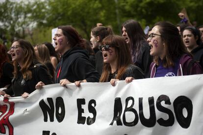 Manifestants contra la sentència de la Manada, divendres a Pamplona.