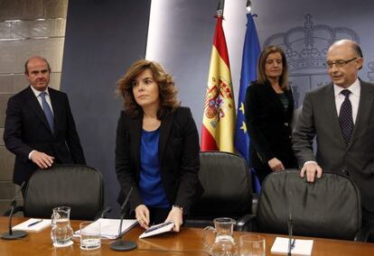 La vicepresidenta del Gobierno, ministra de la Presidencia y portavoz del Gobierno, Soraya Sáenz de Santamaría (2i), junto a los ministros de Economía, Luis de Guindos (i); de Empleo y Seguridad Social, Fátima Báñez, y Hacienda, Cristóbal Montoro, al inicio de la rueda de prensa posterior al Consejo de Ministros.