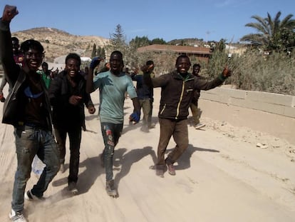 Un grupo de inmigrantes, tras saltar la valla de Melilla el pasado septiembre.