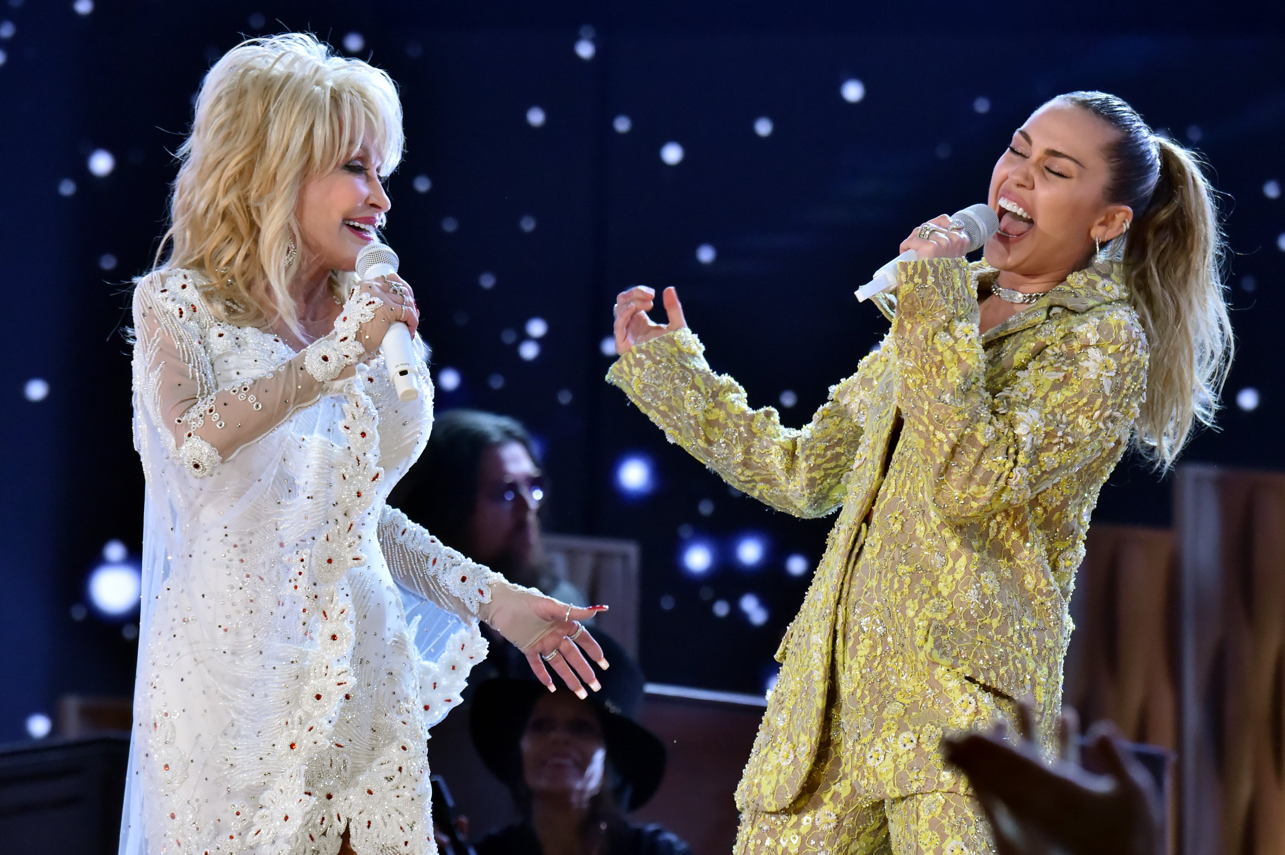Miley Cyrus detalla su última conversación con su madrina, Dolly Parton: “Ser muy diferentes es lo que nos hacía perfectas la una para la otra”
