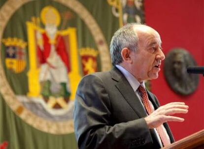 Miguel Ángel Fernández Ordoñez durante  su discurso en Zaragoza.