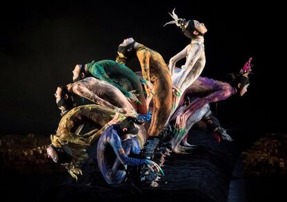 Los bailarines de la compañía de baile china 'Peacock Contemporary Dance Company' durante su participación en el Festival Internacional de Danza Contemporánea 'DanceInversion', en el escenario del Teatro Bolshoi en Moscú (Rusia).